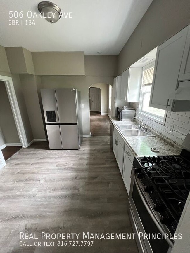 Building Photo - 506 S Oakley Ave