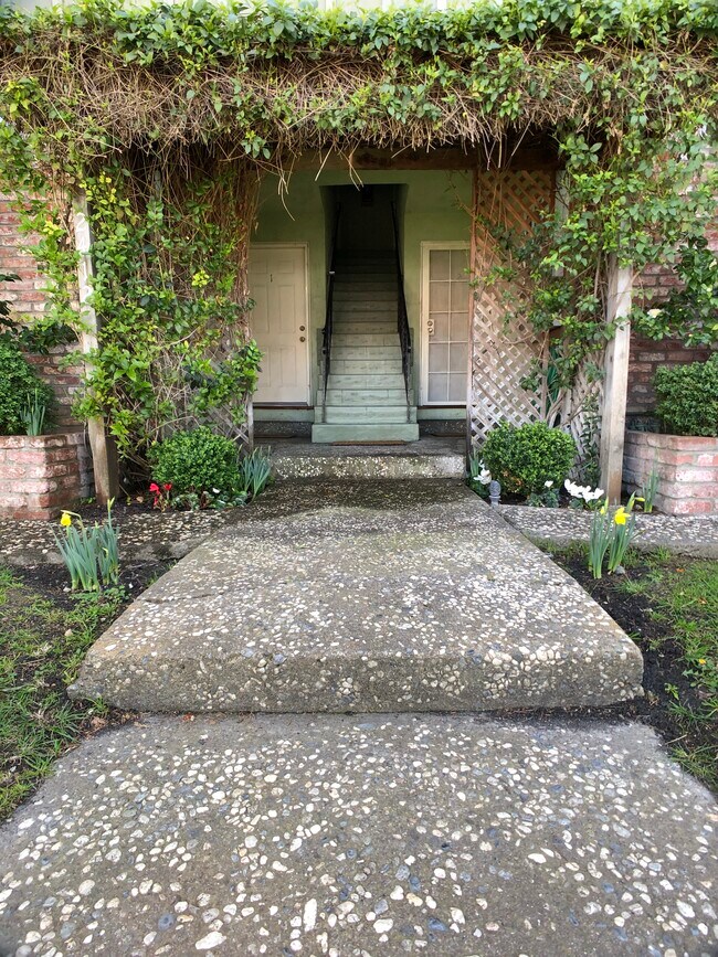 Building Photo - 2412 Karen Dr