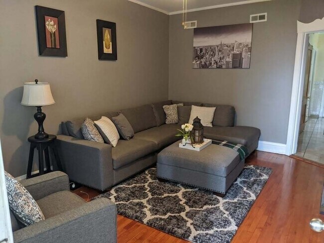 Foto del edificio - 2131 N Lorel Ave