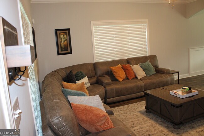 Building Photo - 111 Sourwood Ln