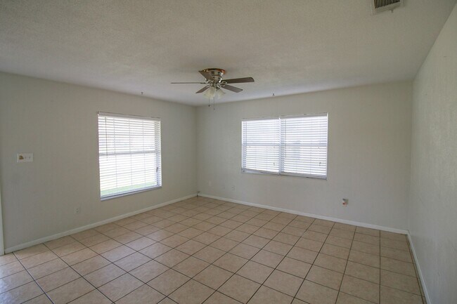Building Photo - Nice two bedroom duplex with a one car gar...