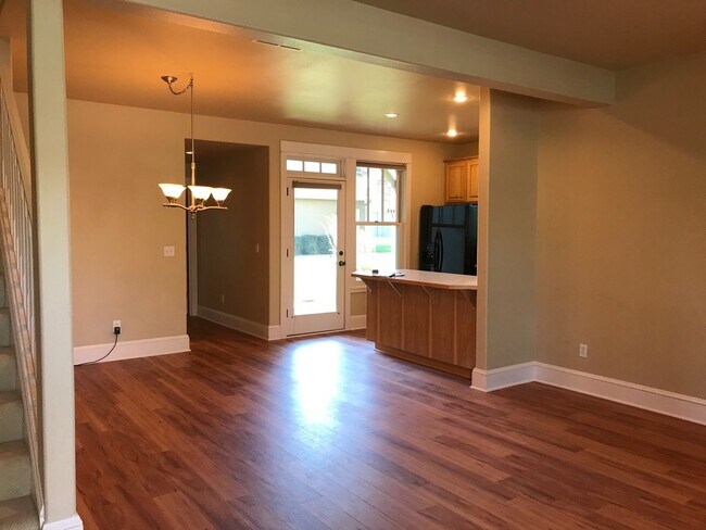 Building Photo - Beautiful Condo in Sisters w/community poo...