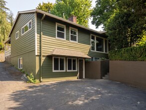 Building Photo - 9938 SW Terwilliger Blvd