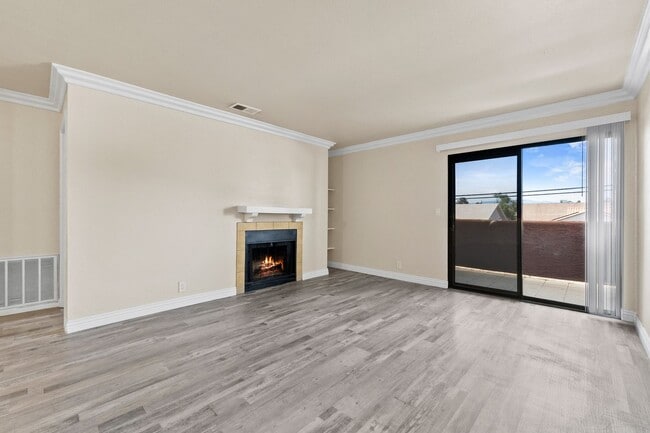 Building Photo - Las Vegas Strip Nearby / Gated 2nd Floor C...