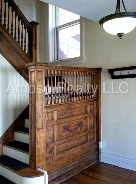 Building Photo - Beautiful Home block away from Delmar Loop