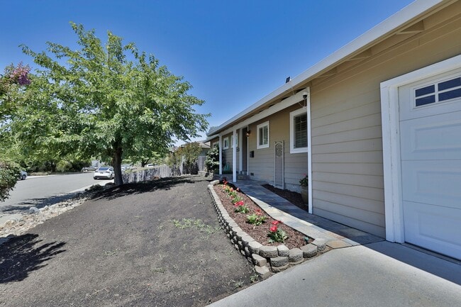 Building Photo - 235 Ginger Dr