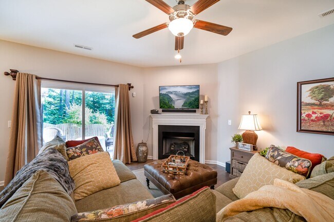 Foto del edificio - APPLICATIONS PENDING 05/14/24: Beautiful 3...