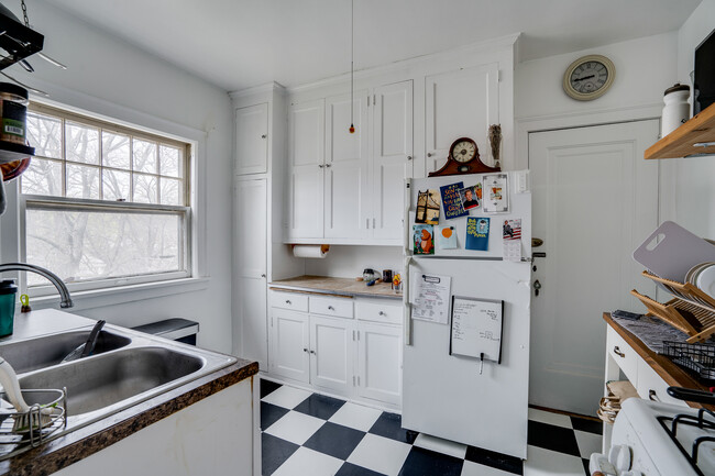 Building Photo - 3020 W 28th St