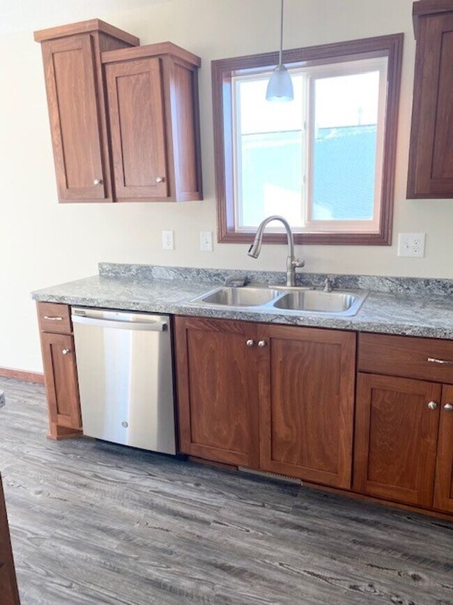 Foto del edificio - 2 Bedrooms, 1 Bathroom Split level Home in Brainerd, MN w/1 car garage