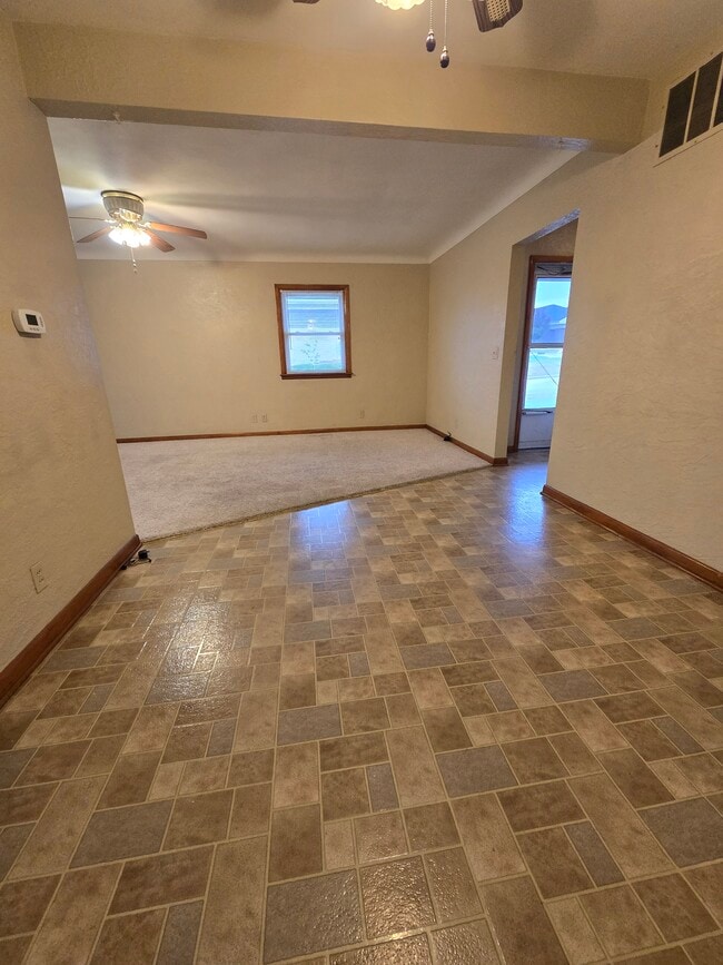 Foto del edificio - 105 W Willman St