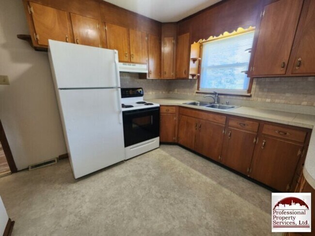 Foto del edificio - Charming Brick Rancher Offers A Perfect Blend Of Country Living And Convenience