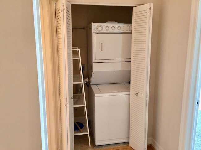 Building Photo - Large upgraded 1 Bdrm, 1 Bath w/storage ro...