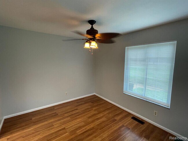 Foto del edificio - 634 E Fox Hills Dr