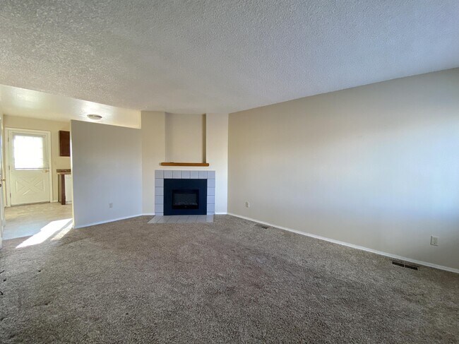 Building Photo - 521 Comanche Village Dr