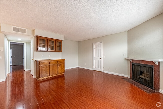 2 habitaciones, 2 baños - 1000 pies cuadrados - Sala de estar - 409 W Dryden St