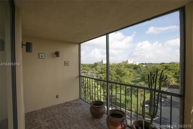 Foto del edificio - 16300 Golf Club Rd