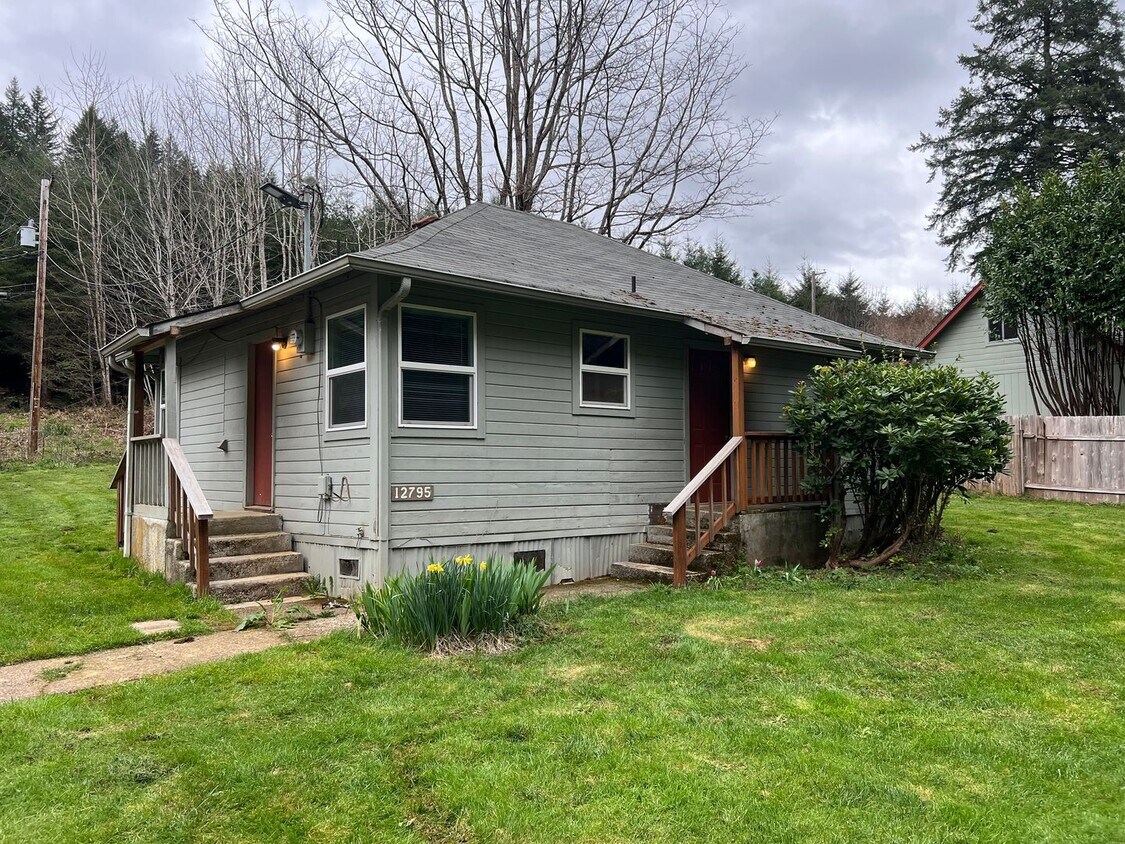 Foto principal - 2 Bedroom/ 1 Bath Unit in Mapleton, OR- Av...