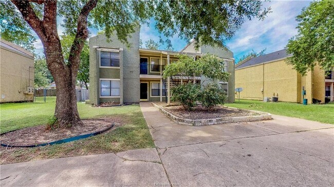 Building Photo - 303 Manuel Dr
