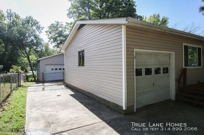 Building Photo - 12316 Santa Maria Dr