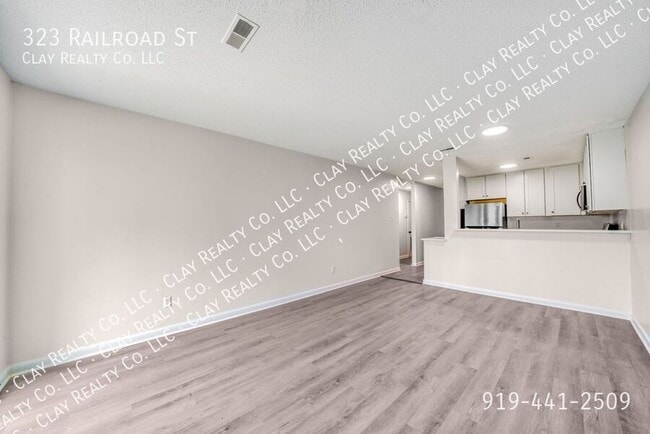 Foto del edificio - 323 Railroad St