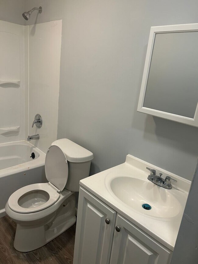 Building Photo - 2 bedroom Apartment Lakeshore/E. 185