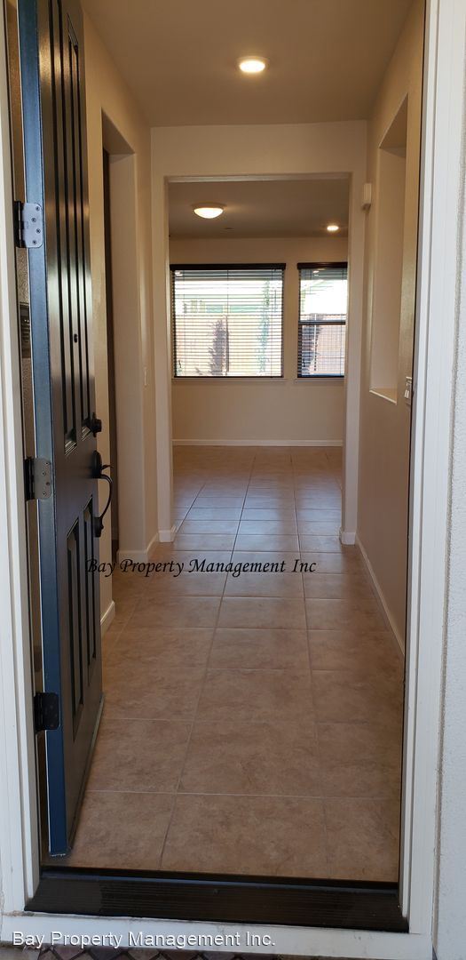 Building Photo - 3 br, 2 bath House - 609 Summerfield Dr.