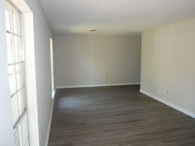 Foto del edificio - 8348 Chesterfield Dr