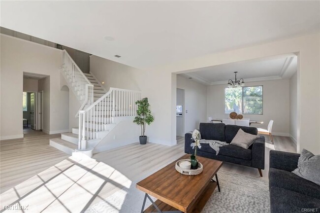 Foto del edificio - 5 br, 3 bath House - 5336 S Chariton Ave