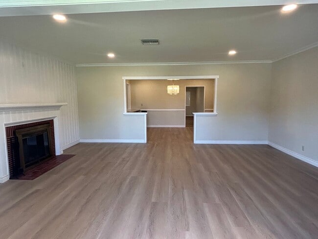 Building Photo - 827 Hugo Reid Dr