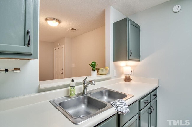 Building Photo - Room in Condo on Audubon Lake Dr
