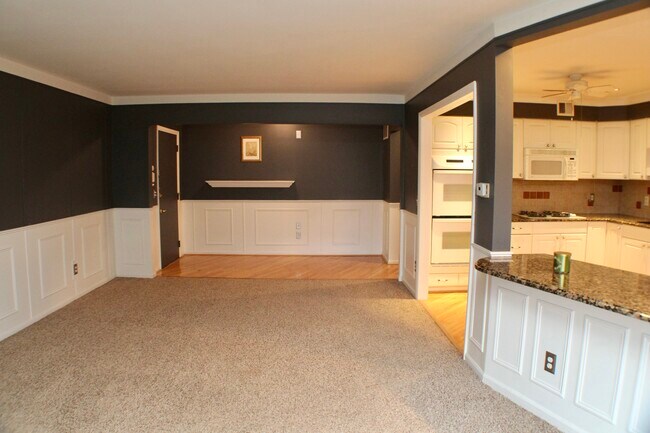Building Photo - 484 Fox Hills Dr N