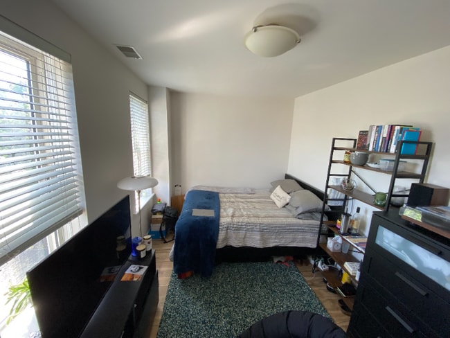 Foto del edificio - 611 Otis Pl NW