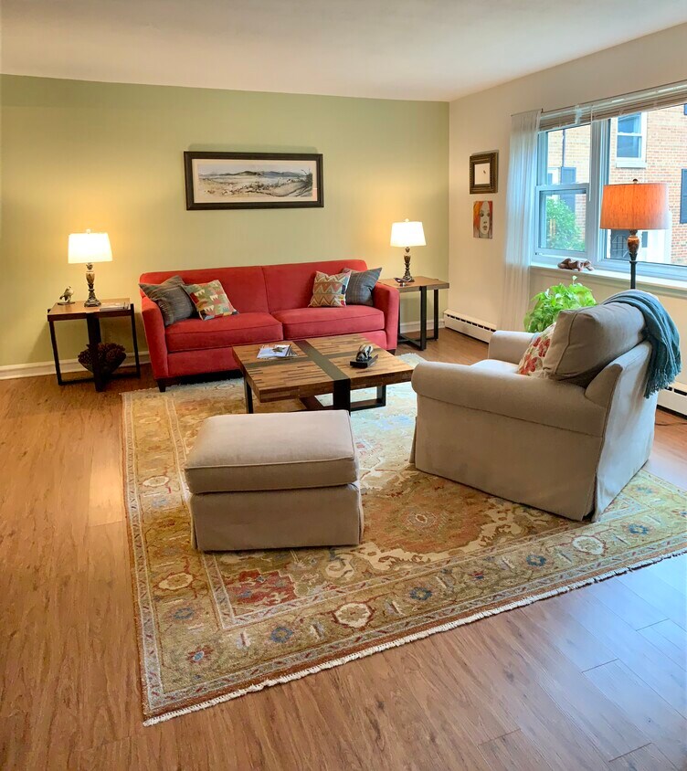living room - shown furnished, previous tenant's furniture. - 2315 Central St