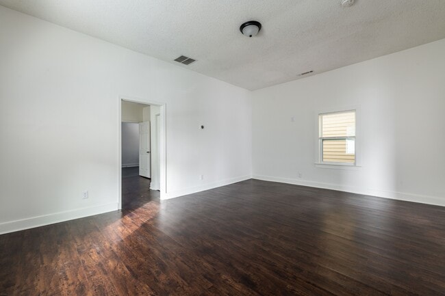 Building Photo - 679 Terry St SE