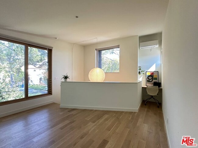 Foto del edificio - 2545 Kelton Ave