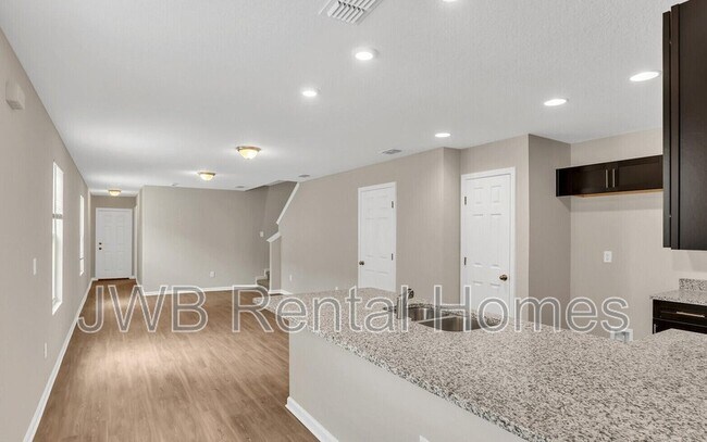 Foto del edificio - 8311 Dandy Ave