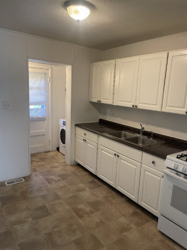 Building Photo - Two Bedroom in Golden in a Quiet Complex