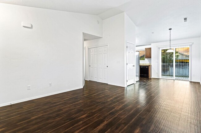 Foto del edificio - 3 Bedroom, 2 Bath, 2-Car Garage with Room to Park Your Toys!