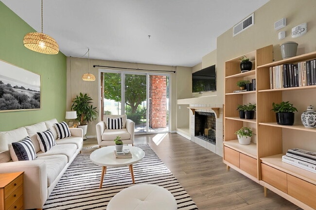 Foto del edificio - $1,695.00 - $500 OFF First Month Rent -  2...