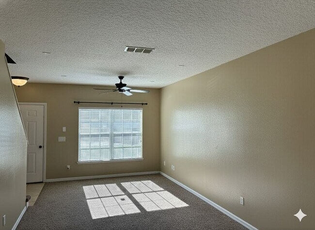 Foto del edificio - Charming & Move-In Ready Townhome in Gated Placid Lake! $500 off First Month Rent!
