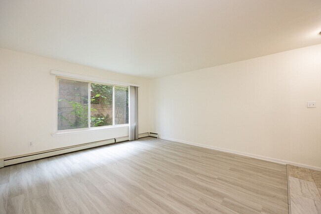 Foto del edificio - 22330 W Warren Ave