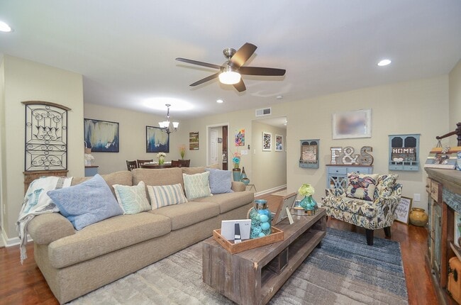 Building Photo - 10264 Briar Forest Dr