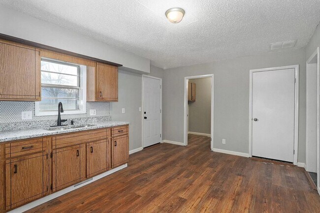 Building Photo - Remodeled 3 Bed 1.5 Bath Privacy Fence Bac...
