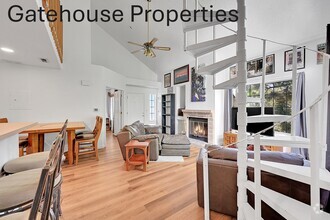 Building Photo - 864 S Reed Ct