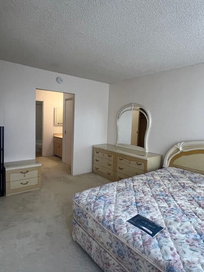 Building Photo - Must See 1 Bedroom Kukui Plaza Walking Dis...