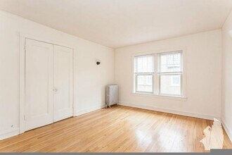 Building Photo - 2106 W Ainslie St