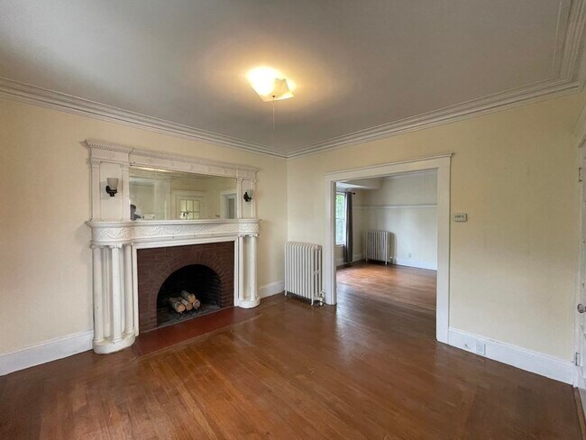 Building Photo - 33 Hall Ave