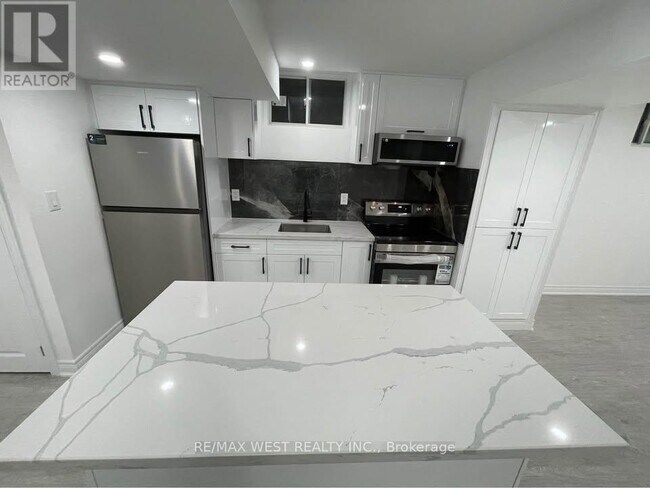 Building Photo - 339 Fleetwood Dr