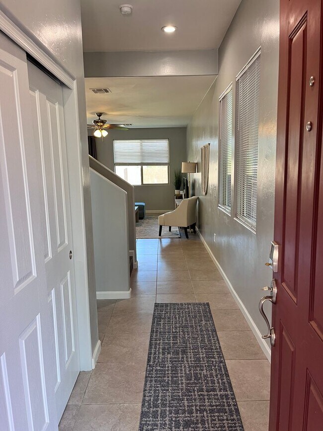 Foto del edificio - Central- FURNISHED 4 bedroom/ 3 bathroom h...