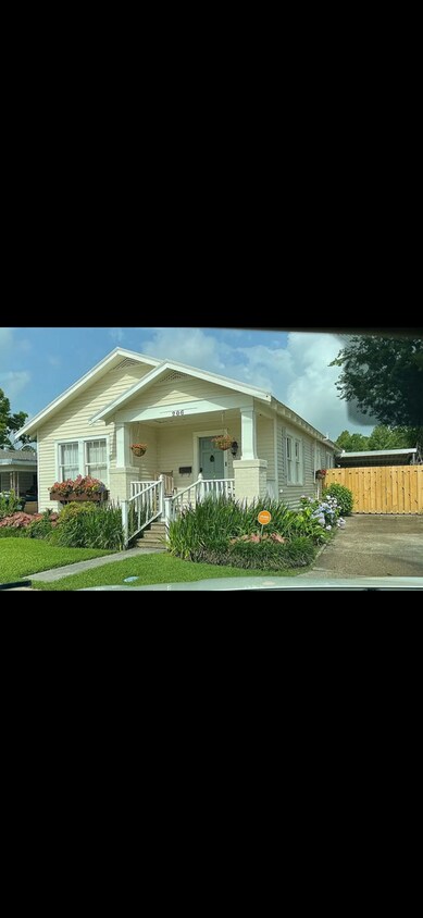 Primary Photo - 2 in one 1 deal! House and apartment together